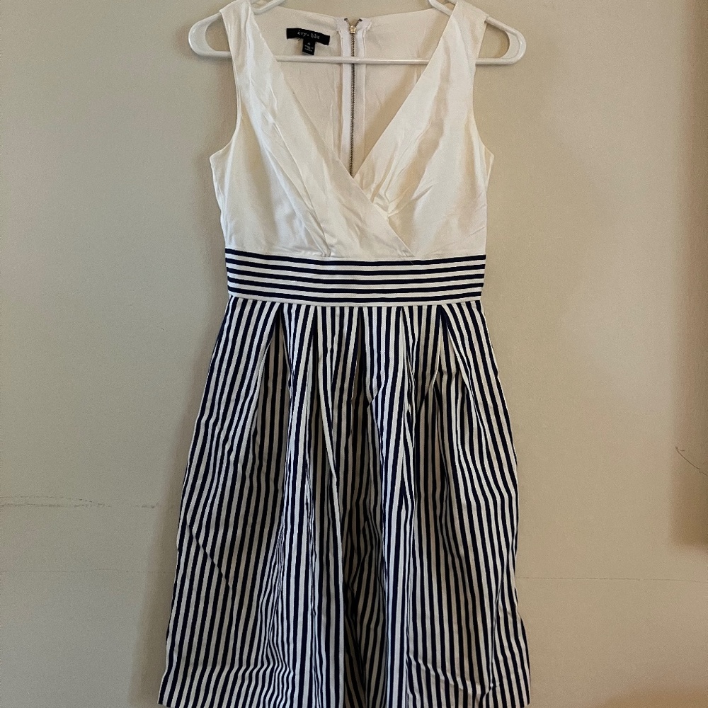 Ivy & Blue - Womens White Blue Dress Striped V-Neck Sleeveless Pleated Size O